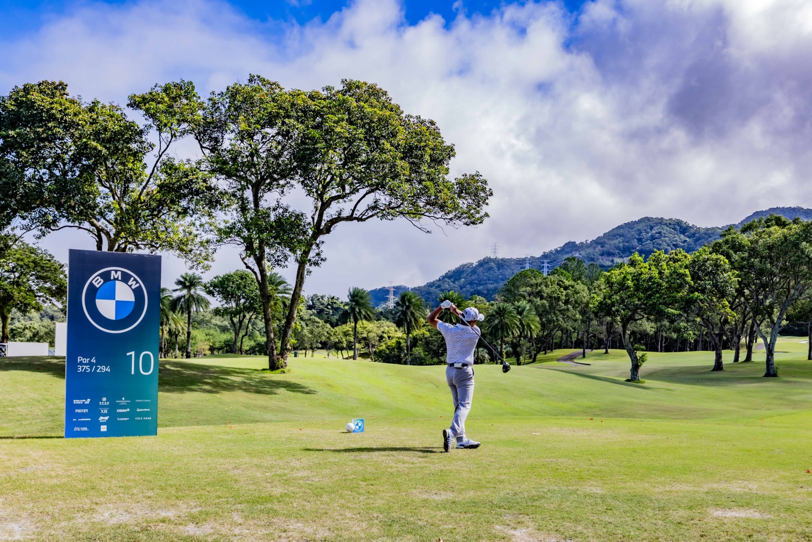 [新聞照片一]「2025 BMW 世界盃業餘高爾夫錦標賽－台灣決賽」甫於11月5日假桃園大溪高爾夫俱樂部圓滿落幕，眾多參賽選手齊聚綠茵場上，展開技術與風範兼具的精彩對決